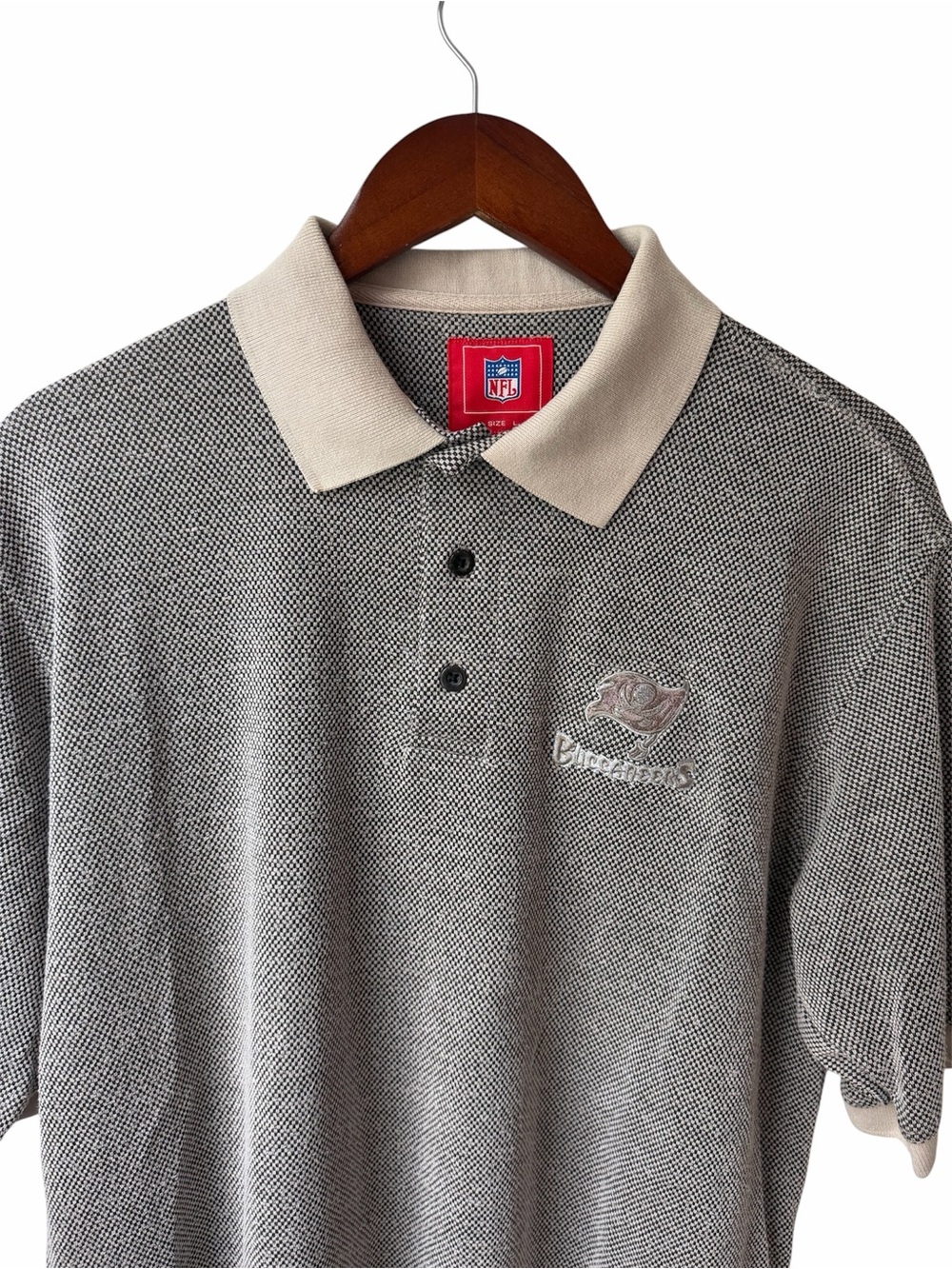 Vintage NFL Polo
Tampa Bay Buccaneers
Monochrome
Size L